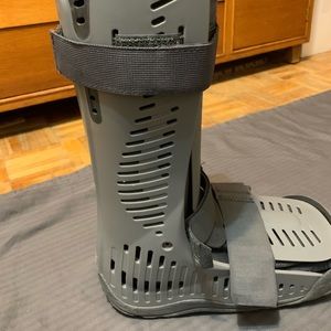 PreOwned Air Cast Walking Boot Excellent Condition